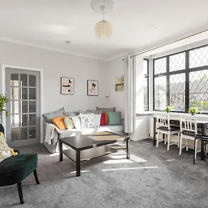 Lovely 3bed House-private Parking Edinburgh